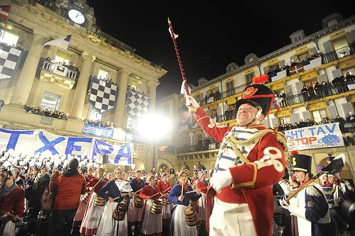 Gauerdian lehertu da festa Donostian. ANDONI CANELLADA, ARGAZKI PRESS