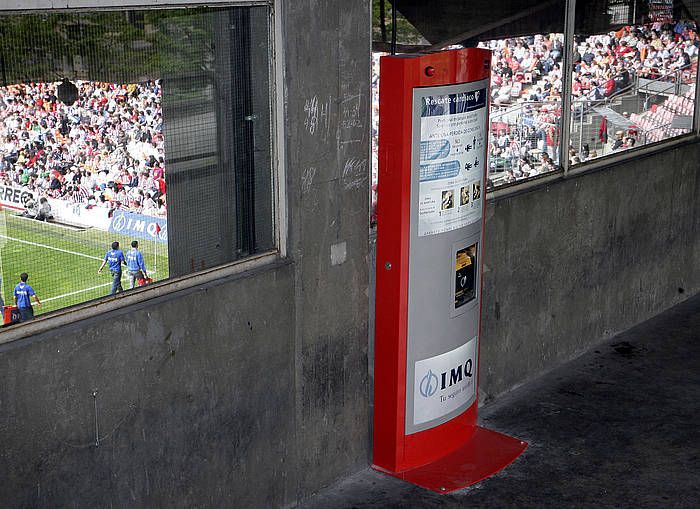 San Mames futbol zelai zaharrean 2007an jarri zituzten desfibriladoreak. BERRIA