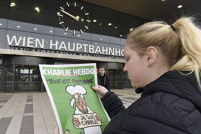 'Charlie Hebdo' aldizkariaren atentatuen osteko lehen zenbakiaren azala. HERBERT P.OCZERET / EFE