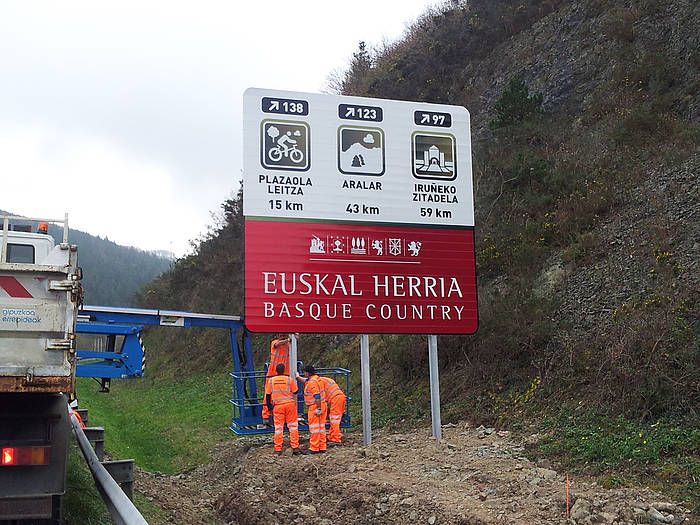 Nazio markak jarri dituzte Gipuzkoako errepide sareko bederatzi tokitan, Gipuzkoako Foru Aldundiak eta Udalbiltzak eginiko akordio bat dela-eta. Euskal Herria Basque Country. GIPUZKOAKO FORU ALDUNDIA