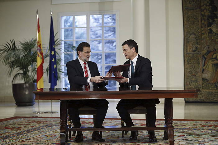 Mariano Rajoy eta Pedro Sanchez jihadismoaren aurkako ituna sinatzen. FERNANDO ALVARADO / EFE