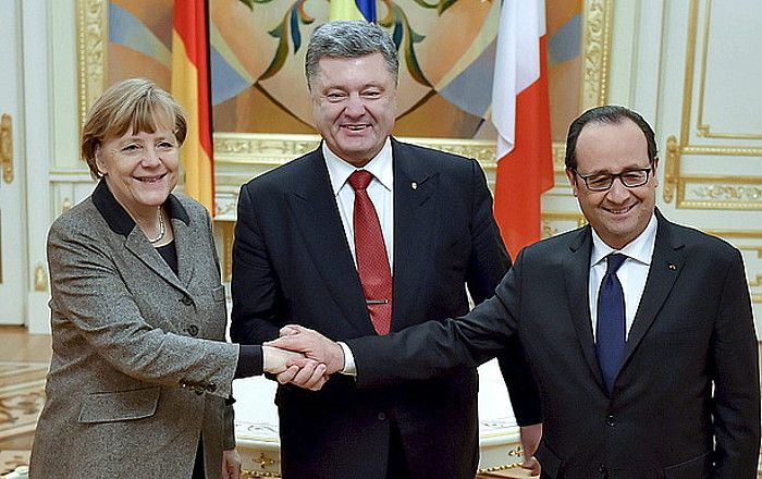 Angela Merkel, Petro Poroxenko eta François Hollande, atzo, Kieven. ROMAN PILIEY / EFE