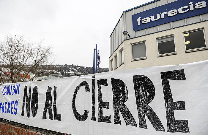 Burlatako Faurecia lantokia. Industria Cousin Freres deitzen da fabrika eta Faurecia taldeak iragarri du itxi egingo duela. langileek mobilizazioak hasi dituzte. JAGOBA MANTEROLA / ARGAZKI PRESS