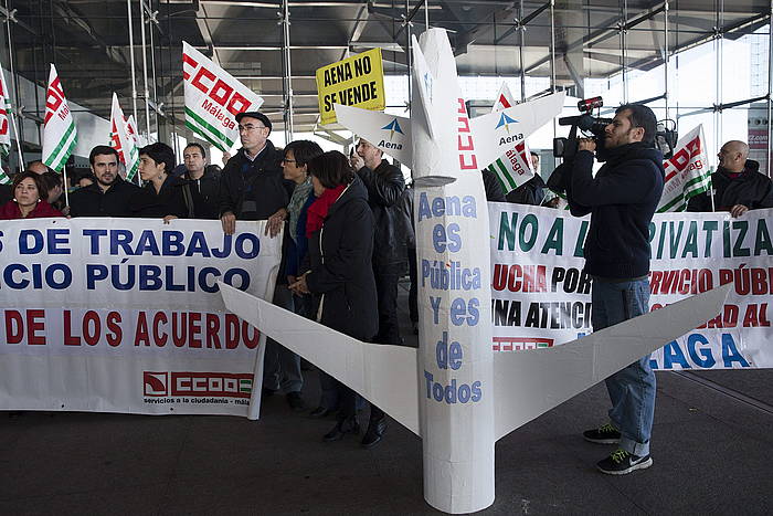 Langile talde bat AENAren pribatizazioagatik protestan. JORGE ZAPATA / EFE