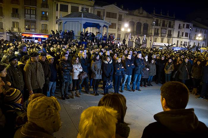 Gaztearen heriotza arbuiatzeko atzo ilunabarrean Tafallan eginiko elkarretaratzea. IñIGO URIZ / ARGAZKI PRESS