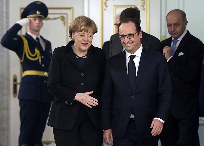 Angela Merkel eta François Hollande, gaur goizean, Minsken, bileratik ateratzen. TATYANA ZENKOVICH / POOL