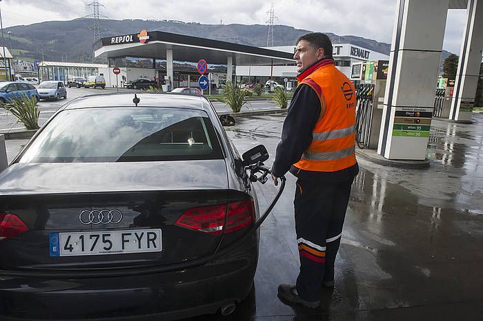 Gasolindegi bateko langile bat, gasolina jartzen. LUIS JAUREGIALTZO, ARGAZKI PRESS