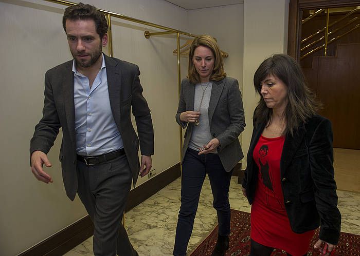 Borja Senper, Arantza Quiroga eta Nerea Llanos, Eusko Legebiltzarrean. JUANAN RUIZ / ARGAZKI PRESS