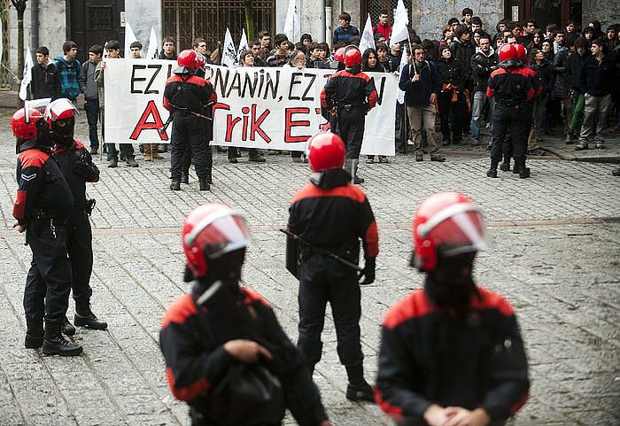 AHTa eraikitzeko desjabetze aktak sinatzeko ekitaldia egin zuten Hernanin 2011ko otsailean. JUAN CARLOS RUIZ / ARGAZKI PRESS