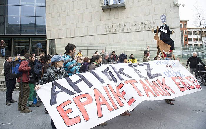 Mugitu-ko ekintzaileen epaiketaren egunean protesta egin zuten Donostiako Auzitegiko atarian. JUAN CARLOS RUIZ / ARGAZKI PRESS