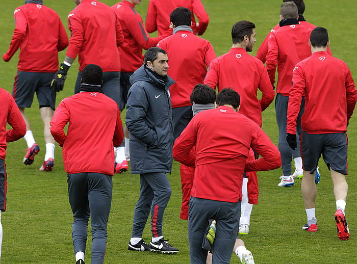 Athleticeko jokalariak entrenatzen, Ernesto Valverde erdi-erdian dela. ALFREDO ALDAI, EFE