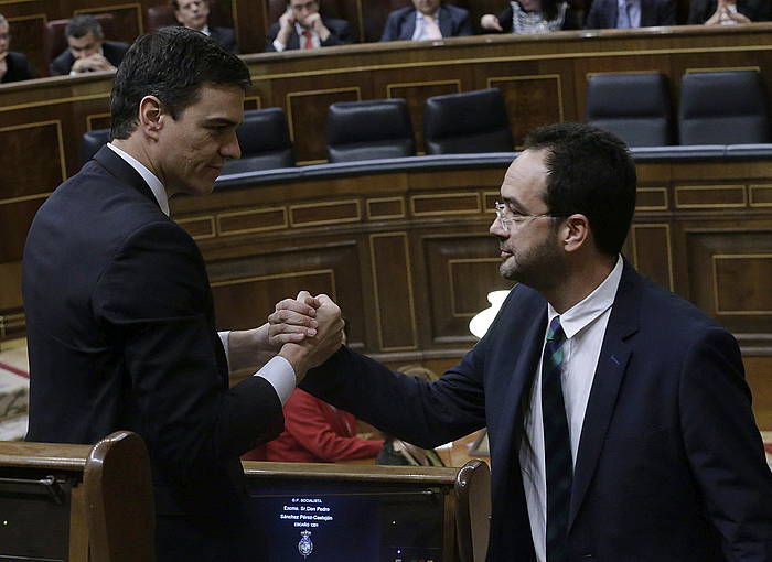 PSOEko Pedro Sanchez eta Antonio Hernando, lege proposamenari buruzko eztabaidan. ZIPI / EFE