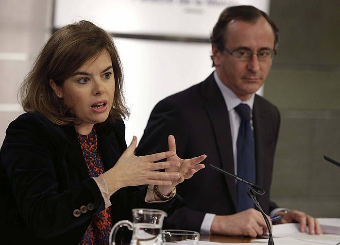 Soraya Saenz de Santamaria eta Alfonso Alonso, ministroen kontseilu osteko agerraldian. ANGEL DIAZ / EFE