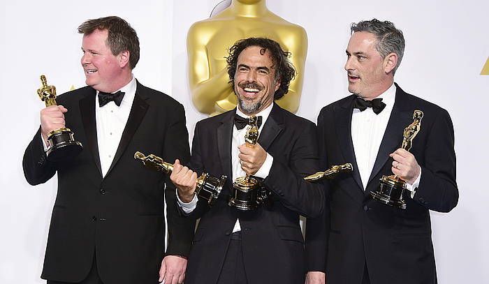 James W. Skotchdopole, Alejandro G. Iñarritu eta John Lesher 'Birdman' pelikulagatik jasotako Oscar sariak eskuetan dituztela. PAUL BUCK / EFE