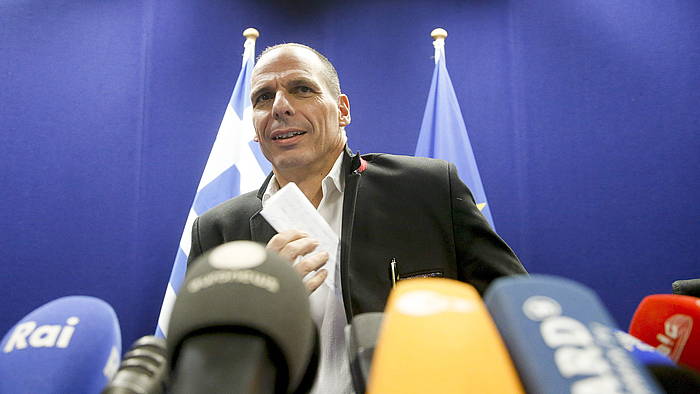 Greziako Finantza ministro Gianis Varoufakis, joan den ostiralean, Eurotaldearekin lortutako akordioaren berri ematerakoan. OLIVIER HOSLET / EFE