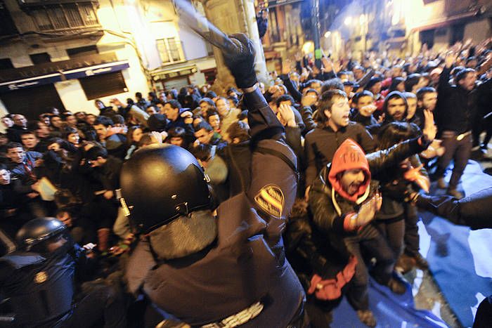 Espainiako Polizia Navarreria plazan sartzen, Iruñeko herri harresia suntsitzeko eta Luis Goñi atxilotzeko. 2013ko urria zen. JAGOBA MANTEROLA / ARGAZKI PRESS