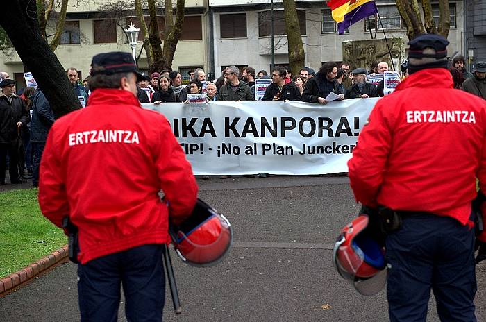 Jyrki Katainen Europako Batzordearen presidenteordea hizketan ari zenean, protestak izan dira Euskalduna kanpoaldean. ARGAZKI PRESS