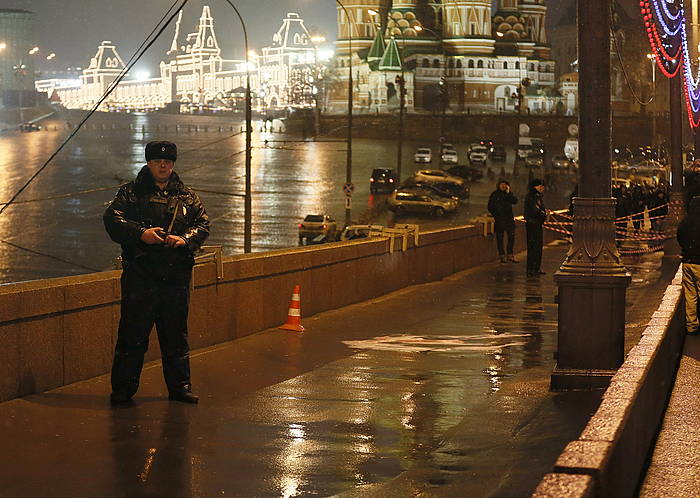 Nemtsov hil zuten ingurua, Moskuko Plaza Gorrian. SERGEI ILNITSKY, EFE