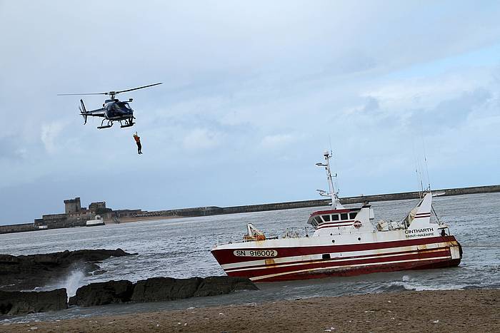 Helikoptero bat marinel bat eramaten, ontzitik. AURORE LUCAS