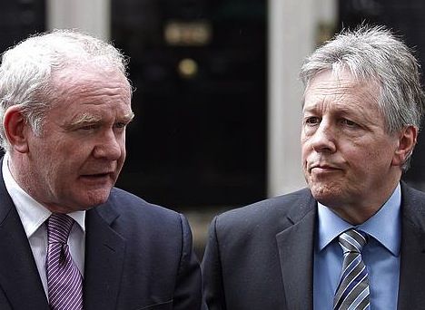 Irlanda iparraledeko lehen minstroorde Martin McGuinness eta lehen ministro Peter Robinson, Downing Street-en, artxiboko irudi batean. KERIM OKTEN, EFE