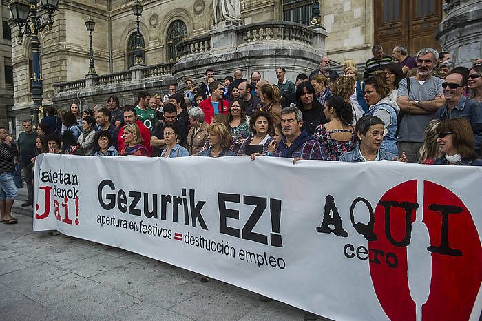 Saltokiak jaiegunetan irekitzearen aurka sindikatuek, merkatari elkarteek eta kontsumitzaile elkarteek egindako protesta bat. LUIS JAUREGIALTZO, ARGAZKI PRESS