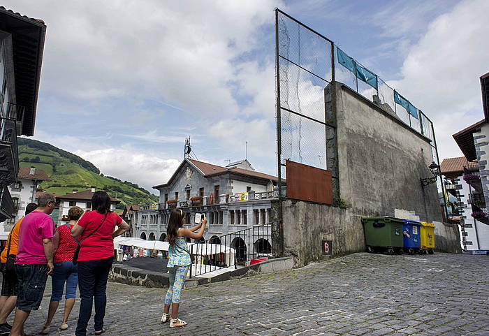 Leitzako udaletxea eta plaza ingurua, iazko abuztuan. VILLAR LOPEZ / EFE