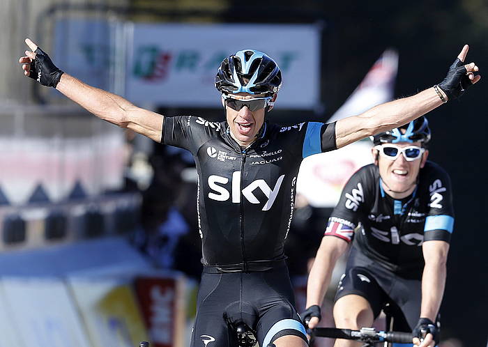 Richie Porte bi besoak zabalduta, Geraint Thomas taldekidea atzean duela, Paris-Nizako laugarren etapan. SEBASTIEN NOGIER / EFE