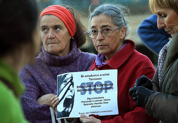 "Sexismoak hiltzen gaitu" lelopean egin zuten protesta, Baionan. BOB EDME