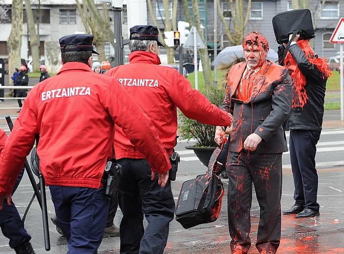 BBVAren batzarraren kanpoaldean eginiko protesta. ARGAZKI PRESS