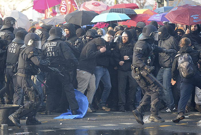 Polizia manifestariei oldartu zaie. BORIS ROESSLER, EFE