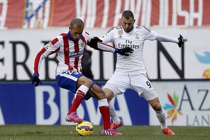 Joao Miranda eta Karim Benzema lehian, Atletico Madrilek eta Real Madrilek otsailean jokatutako partidan. JAVIER LIZON / EFE