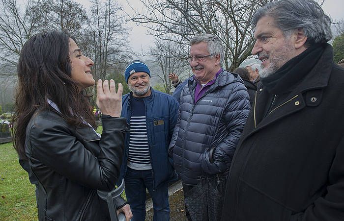 Aintzane Ezenarro, Mikel Paredes 'Txiki'-ren anaia, Gorka Landaburu eta Jesus Egiguren, Lasarteko hilerrian. ANDONI CANELLADA, ARGAZKI PRESS