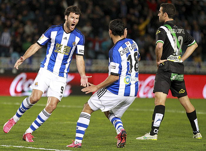 Agirretxe eta Castro, lehen gola ospatzen. JUAN HERRERO, EFE