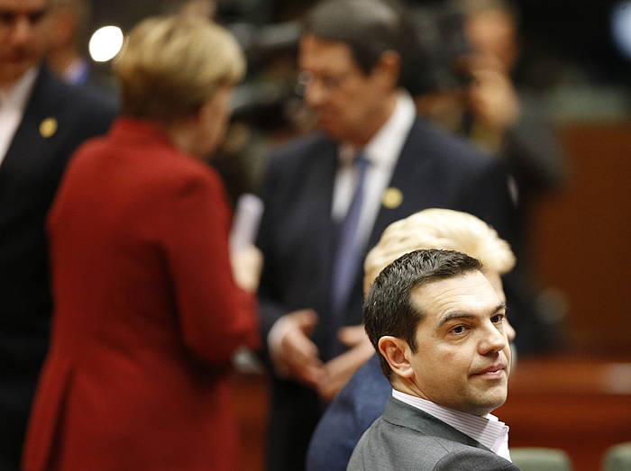 Alexis Tsipras, ostegunean Europako Batasuneko buruek eginiko bileran. Atzean, Angela Merkel. OLIVIER HOSLET / EFE