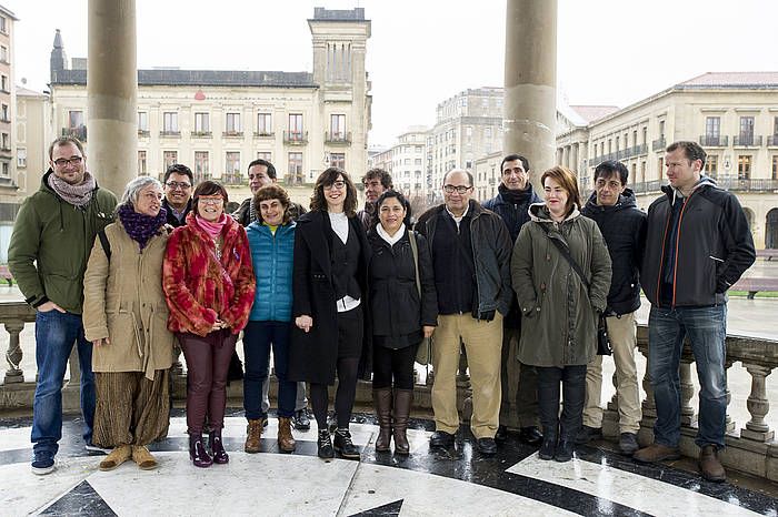 Laura Perez —lehen lerroan ezkerretik laugarrena— eta haren hautagaitzakoak, gaur, Iruñean. IñIGO URIZ, ARGAZKI PRESS