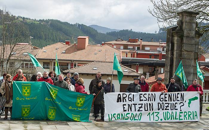 Usansoloko herritarrak, gaur, Bizkaiko Batzar Nagusien kanpoaldean. ARGAZKI PRESS