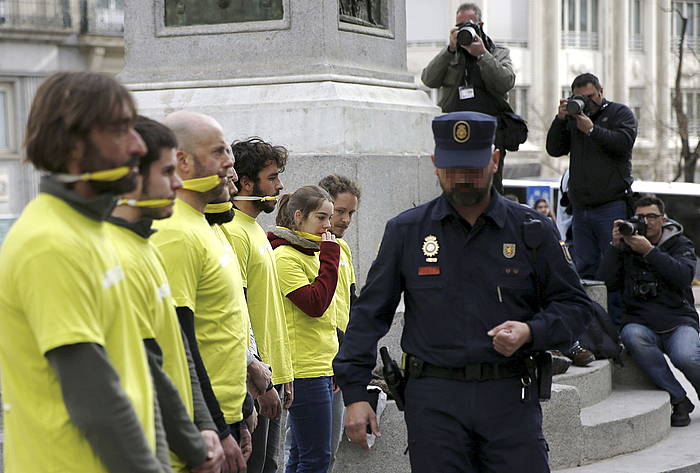 Greenpeaceko kideen protesta Espainiako Kongresuaren atarian. SERGIO BARRENECHEA / EFE