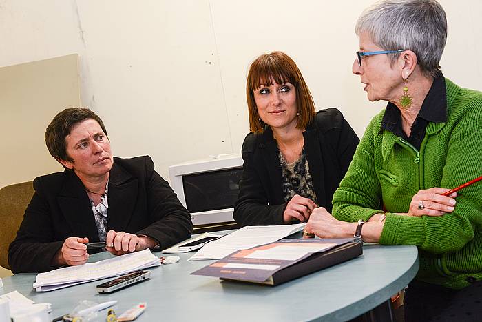 Isabelle Pargade (independentea), Julie Bergara (PS) eta Juliette Bergouignan (EH Bai) hautagaiak. ISABELLE MIQUELESTORENA