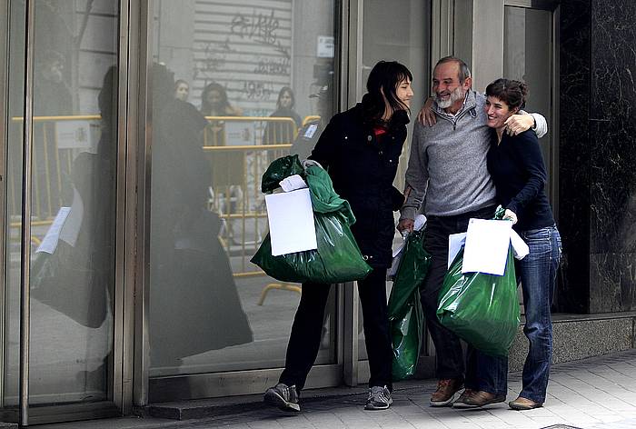 Izaskun Abaigar, Fernando Arburua eta Oihana Barrios, libre geratu ostean. J. DANAE / ARGAZKI PRESS