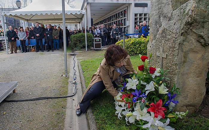 Durangoko bonbardaketan hildakoei omenaldia egin diete herriko hilerrian. ANDONI CANELLADA / ARGAZKI PRESS