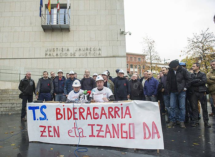 TS Fundiciones lantegiko langileen elkarretaratzea Donostiako epaitegiaren aurrean, urtarrilean, enpresaren bideragarritasun plana aldarrikatuz. JON URBE, ARGAZKI PRESS