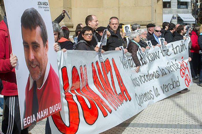 Egun osoko elkarretaratzea egin zuten Donostian apirilaren 1ean, Parisen Anza zenaren senideek helegitea aurkeztu zutela-eta. JUAN CARLOS RUIZ, ARGAZKI PRESS