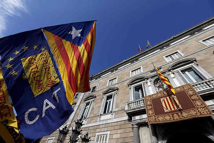 Estelada bat, Bartzelonan, Generalitatearen egoitzaren aurrean. ALBERTO ESTEVEZ, EFE