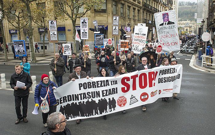 'Pobrezia eta Berdintasun Ezari Stop' lemapean Donostian eginiko manifestaldi bat. JON URBE, ARGAZKI PRESS