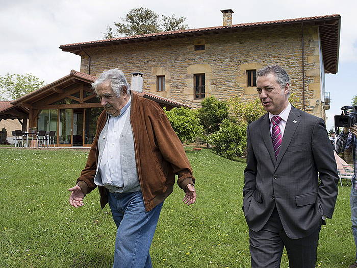 Jose Mugica Uruguaiko presidente ohia eta Iñigo Urkullu lehendakaria, Muxikako (Bizkaia) baserri baten atarian. JON BERNARDEZ / LEHENDAKARITZA