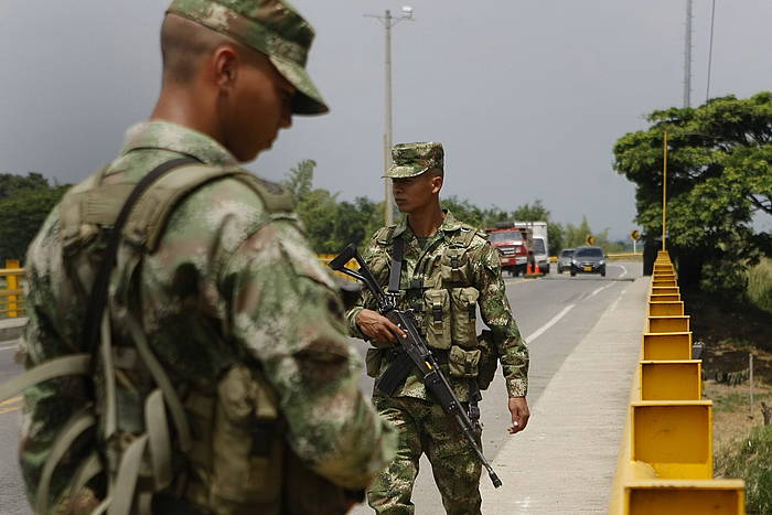 Bake prozesua hasi zutenetik kolperik gogorrena jaso du FARCek. Irudian Kolonbiako armadako soldaduak Cauca departamentuan, atzo. CHRISTIAN ESCOBAR / EFE