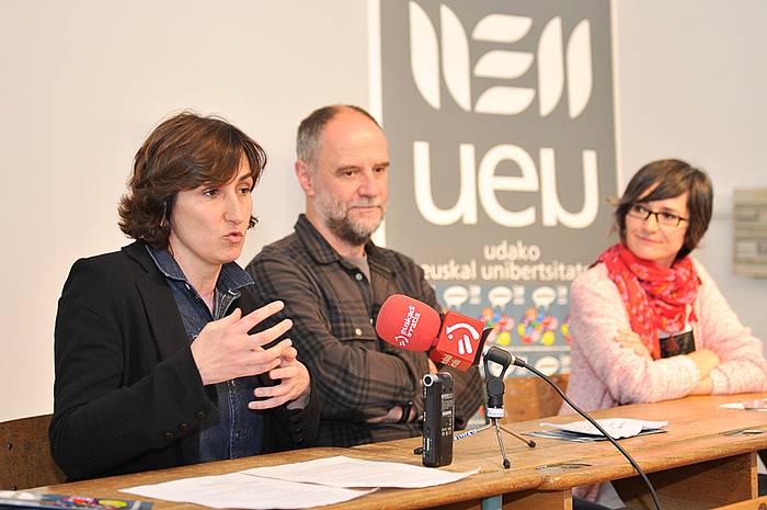 Lorea Agirre, Iñaki Alegria eta Irati Iciar, UEUren udako ikastaroen aurkezpenean. IDOIA ZABALETA, ARGAZKI PRESS