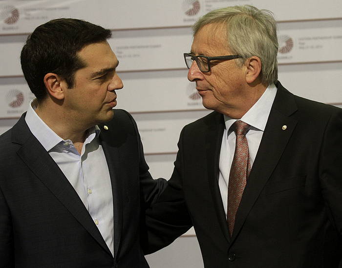 Alexis Tsipras eta Jean-Claude Juncker, joan den astean Europako Batasuneko kideek Letonian eginiko bileran. VALDA KALNINA / EFE