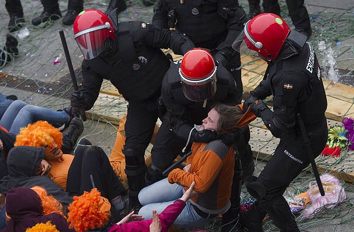 Ertzaintza, "herri harresia" osatzen ari zirenak aterarazaten, maiatzaren 18an Gasteizen. RAUL BOGAJO / ARGAZKI PRESS