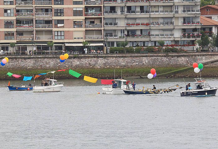 Hendaia eta Hondarribia josi dituzte eguerdian, oihalezko zubi baten bidez. BOB EDME